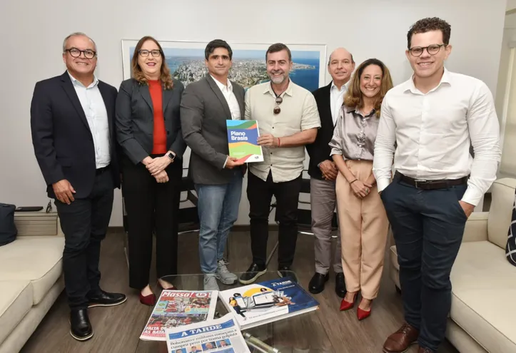 (Da esq. para a dir.) Eduardo Dute, diretor da Rádio A Tarde FM; Mariana Carneiro, diretora do Núcleo Impresso do Grupo A Tarde; João de Mello Leitão, presidente do Grupo; Marcelo Freixo, presidente da Embratur; Luciano Neves, diretor de Relações Institucionais; Caroline Góis, diretora do Núcleo Digital; e Rafael Mello, gerente de Comunicação da Embratur