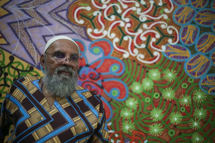 Artista J Cunha no seu ateliê