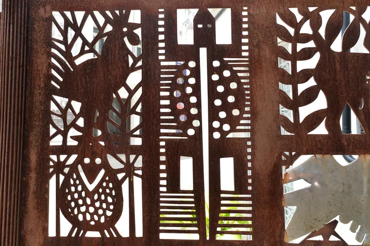 Gradil do Muncab , que é assinado pelo artista plástico J. Cunha