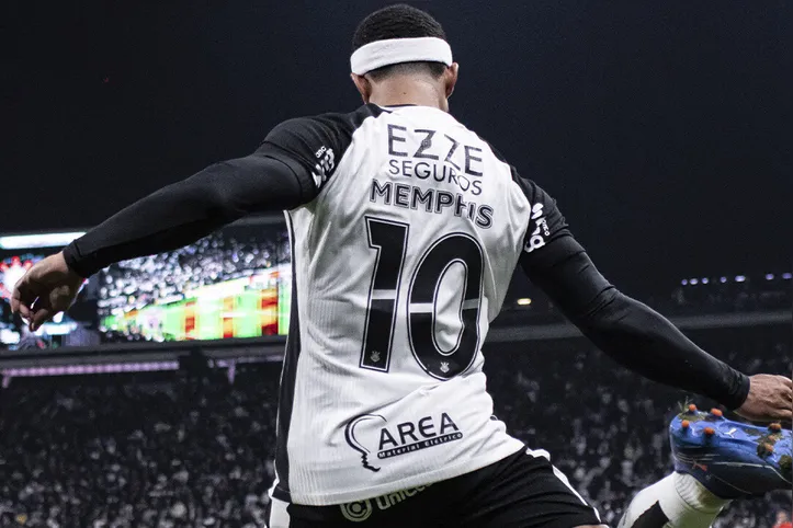 Memphis Depay batendo escanteio