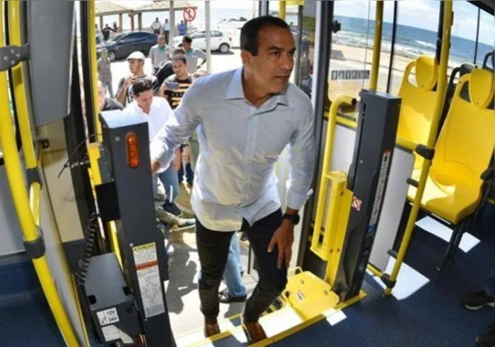 Bruno Reis na entrega de ônibus em Salvador