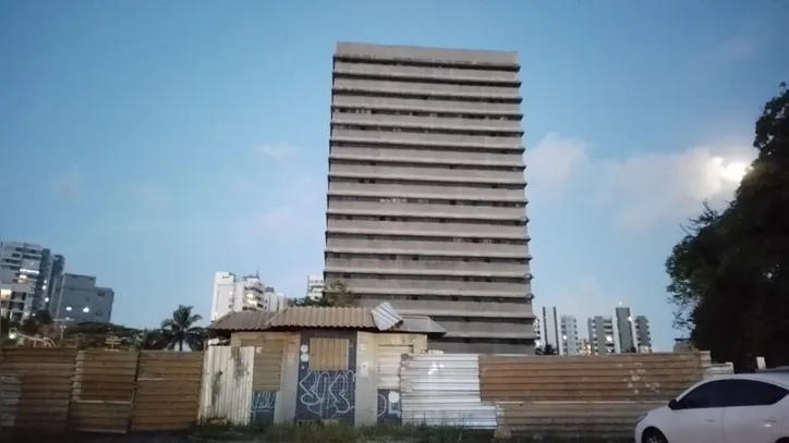 Prédio de cerca de 35 mil metros quadrados tem mais de sete anos de abandono