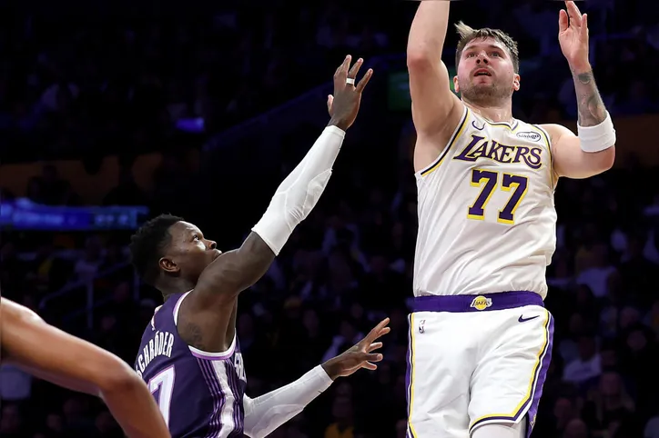 Dennis Shroder em disputa com Luka Doncic