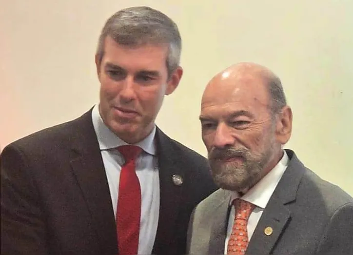 Sérgio Habib recebe medalha comemorativa entregue por Marcelo Werner