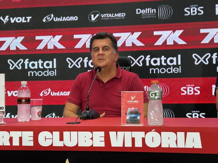 Fábio Mota durante coletiva no Barradão