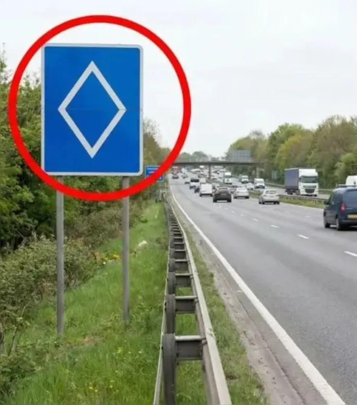 A placa chama tenção dos condutores