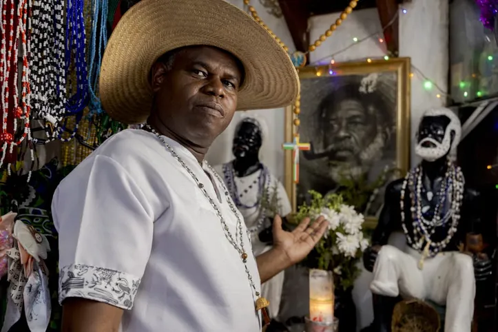 Adailton é proprietário do bar Preto Velho, onde homenageia seu pai, o famoso Preto Velho do Pelourinho