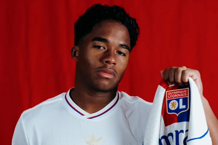 Endrick com a camisa do Lyon
