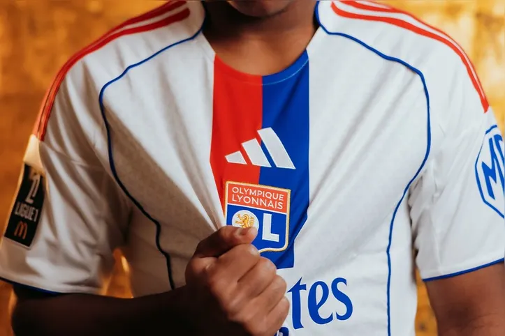 Camisa do Lyon usada por Endrick no anúncio
