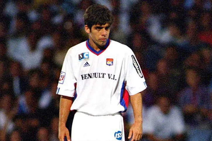 Juninho Pernambucano em campo pelo Lyon