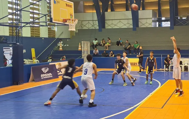 Davi jogando basquete