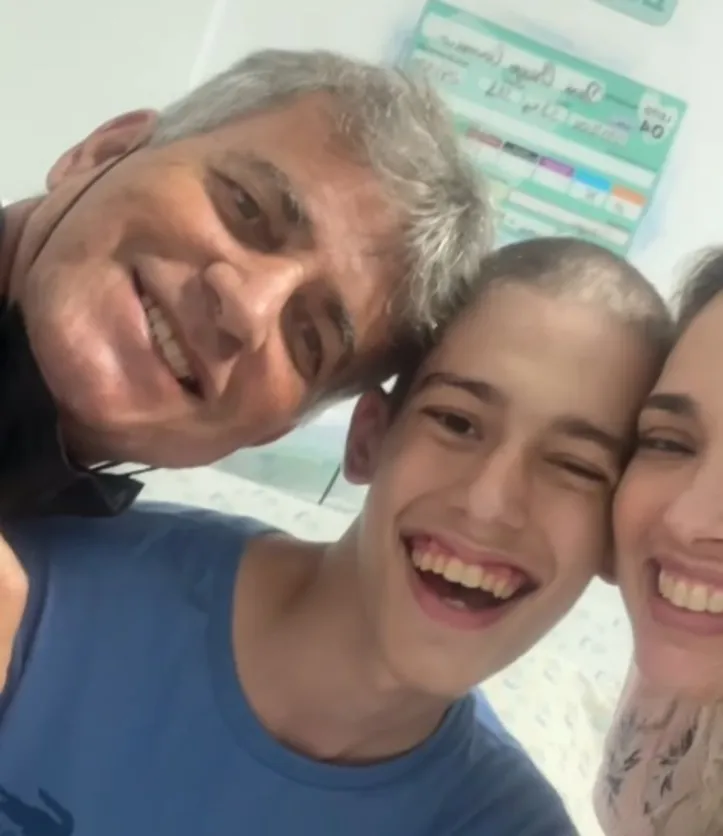 Davi e os pais no hospital