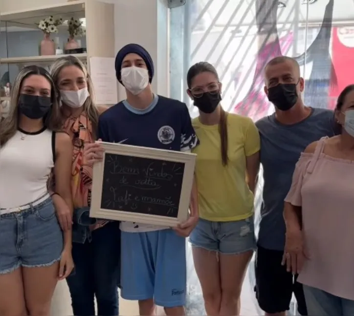 Davi, os pais e as irmãs em casa