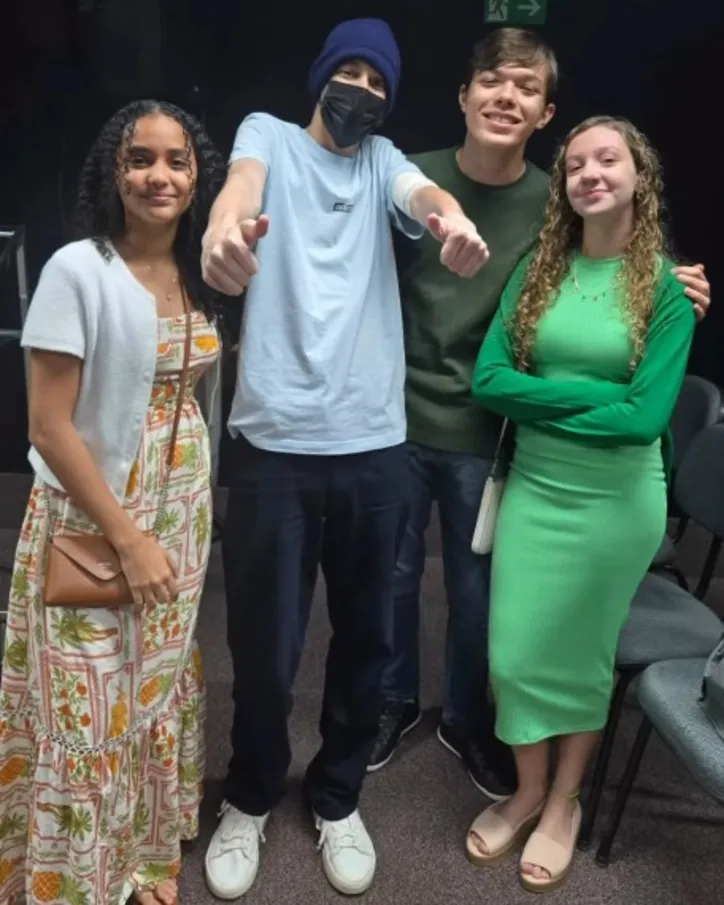 Davi e os amigos na igreja