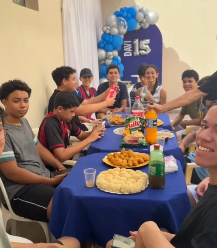 Davi se despedindo dos amigos