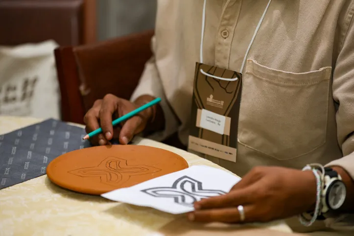 Imagem ilustrativa da imagem Oficina com adinkras inspira educadores no II Encontro de Educação 2025