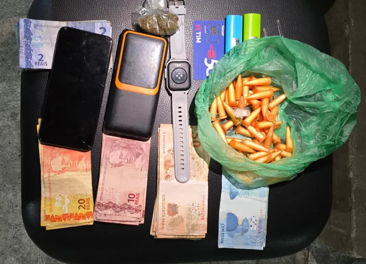 Os policiais apreenderam 53 pinos de cocaína