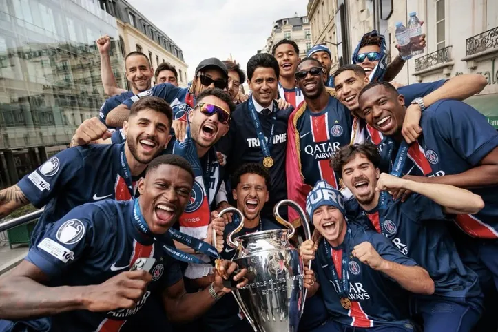 Atletas comemorando o título da Champions League