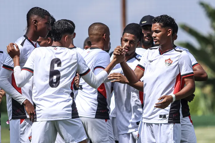 Base do Vitória comemorando gol