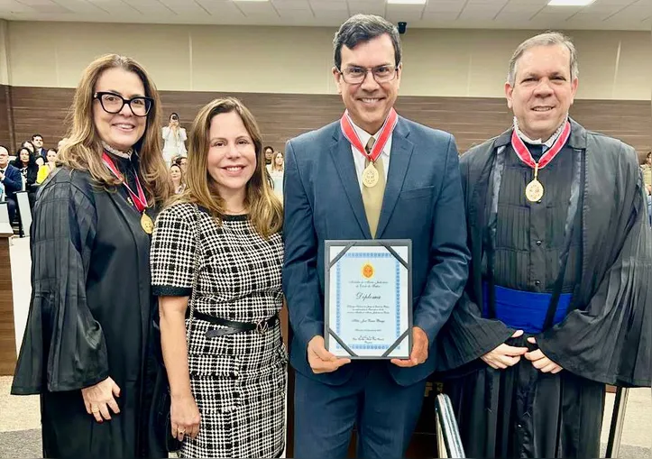 Desembargadores Marielza Brandão Franco e Mário Albiani felicitam o casal Natacha e Hélio Braga