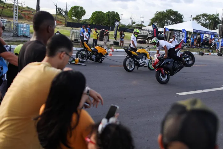 Motos desafiam a gravidade e a lógica