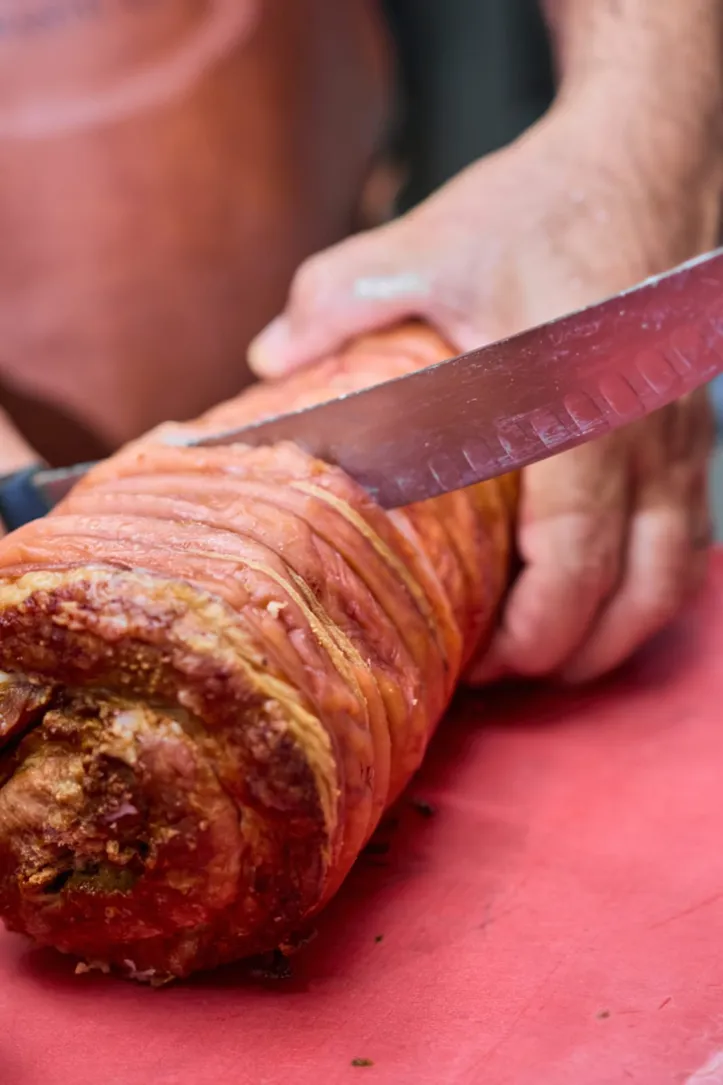 Imagem ilustrativa da imagem Porchetta, o corte suculento que simboliza fartura e sorte