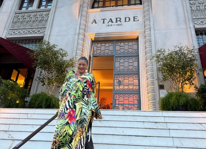 Marta reúne amigos para brindar o ano que se inicia