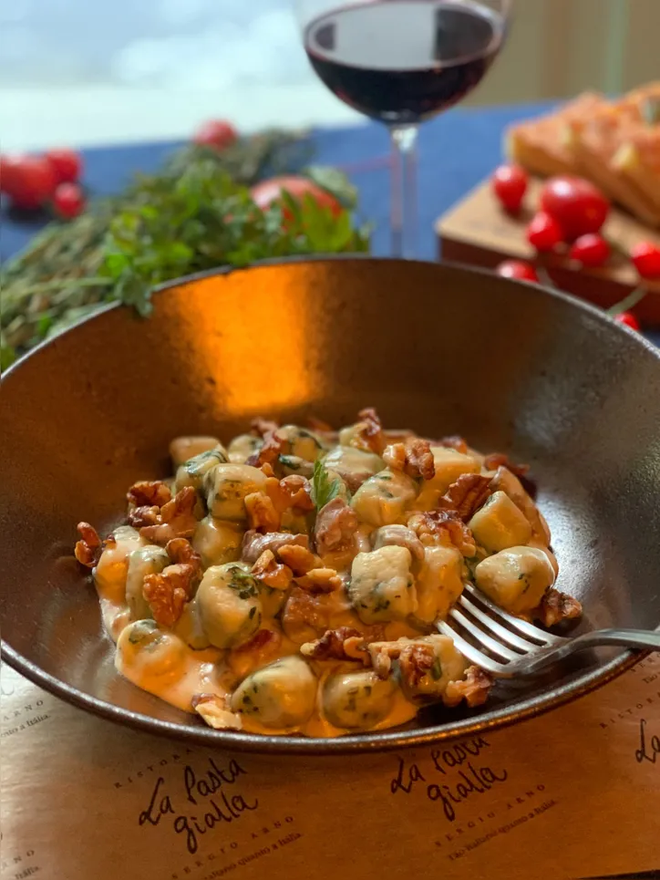 Gnocchi de Espinafre ao Molho de Gorgonzola e Nozes do La Pasta Gialla