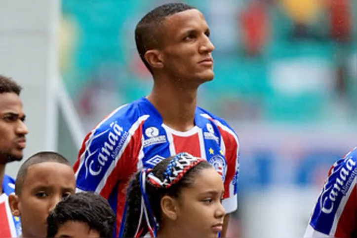 Rodrigo Becão em partida contra o Palmeiras, em 2017