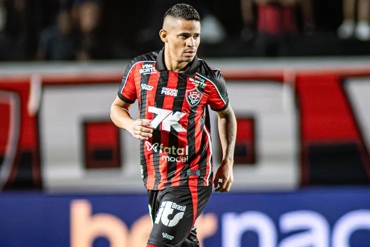 Erick em jogo pelo Vitória
