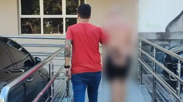 Professor sendo preso