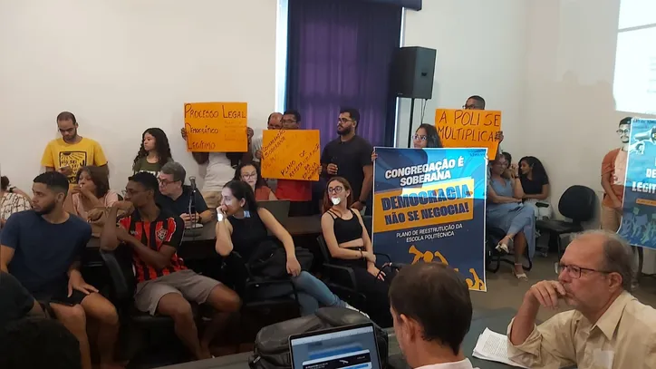 Marcelo Embiruçu (à direita, de óculos) recebeu apoio de estudantes na reunião do Consuni na última terça, 9.