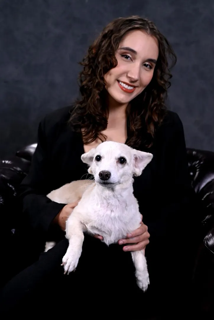 Giulia só passeia com Kika na hora em que o sol está menos quente