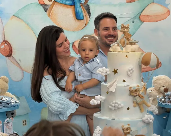 Henrique com os pais, Tita e André, celebra seu primeiro aninho
