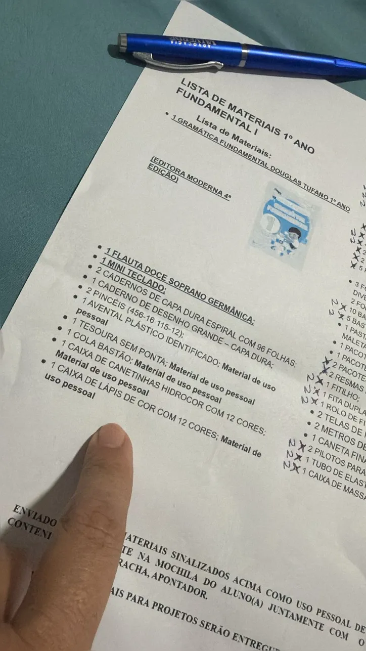 Pais correm para garantir os materiais dos filhos