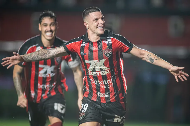 Kayzer comemorando o gol