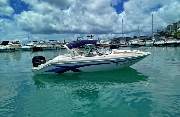 Embarcação da Bahia Azul Náutica