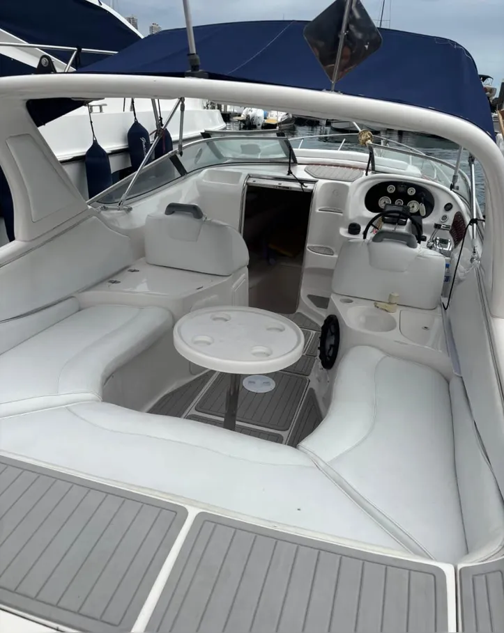 Embarcação da Bahia Azul Náutica