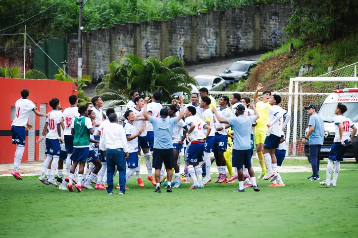 Elenco do Bahia comemorando resultado