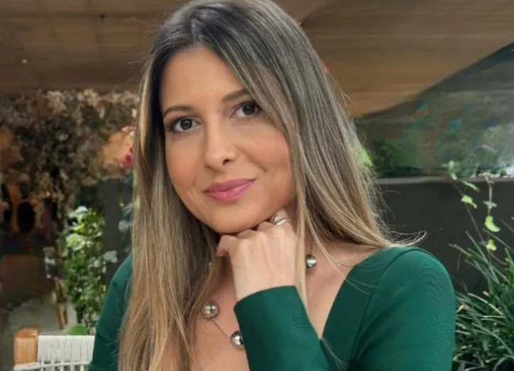 Francine faz sessão de autógrafos na Livraria Escariz