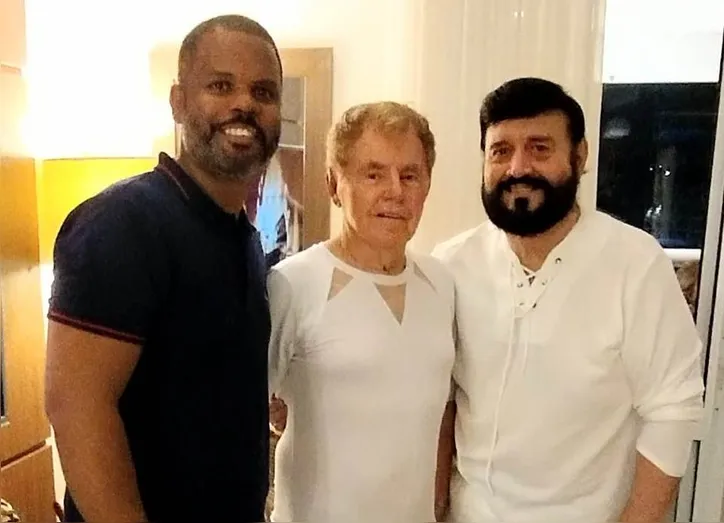 Suca ladeado pelos anfitriões Sandro e Ernesto