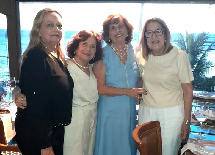 Else recebe grupo de amigas para brindar nova idade