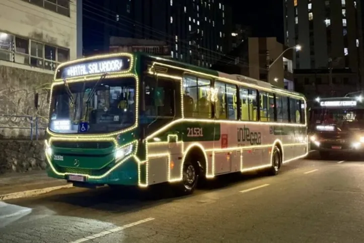 Ônibus decorado com luzes natalinas