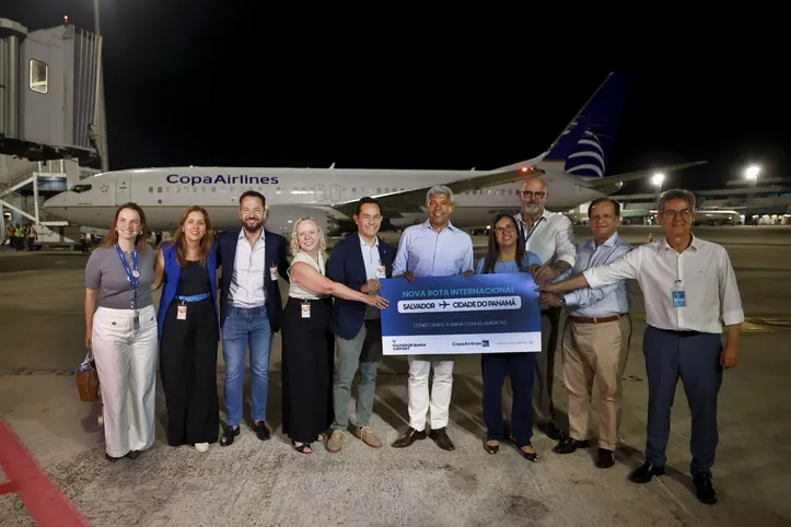 Comitiva do governo da Bahia e de Salvador durante a chegada do novo voo