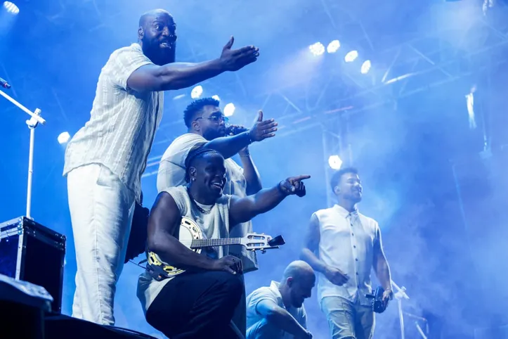 Imagem ilustrativa da imagem Samba estreia programação musical da Fenagro e contagia público