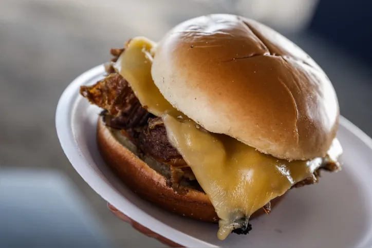 Imagem ilustrativa da imagem Sanduíche solidário da Fenagro oferece refeição completa por R$ 15