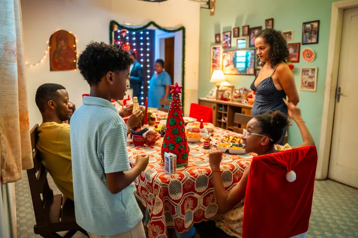 Imagem ilustrativa da imagem Sem neve e sem fantasia: série transforma o Natal em campo de batalha