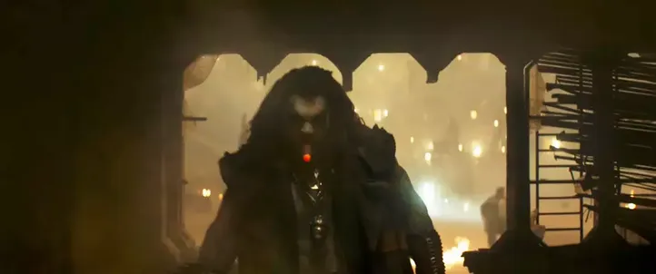 Jason Momoa como Lobo em cena do trailer de Supergirl