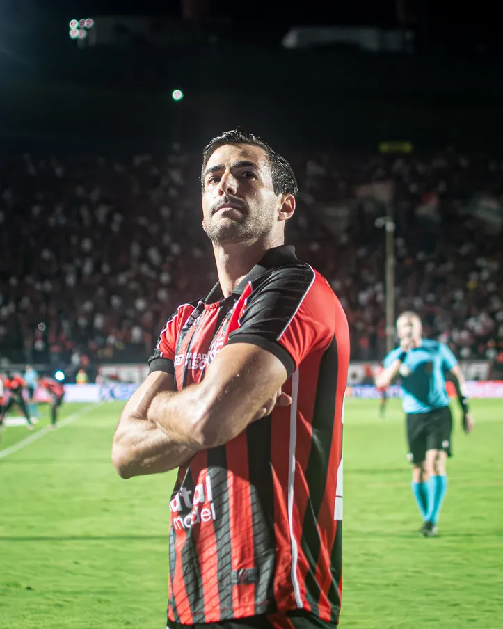 Cáceres confirma saída do Vitória: lateral vai Jogar no Olimpia em 2026