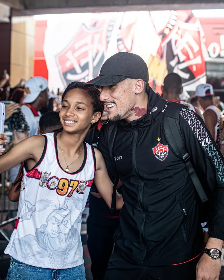 Gabriel Baralhas sendo tietado pelos torcedores